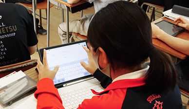 一人一台のタブレットで「教える授業」から「考えさせる授業」へ|長野県須坂高校