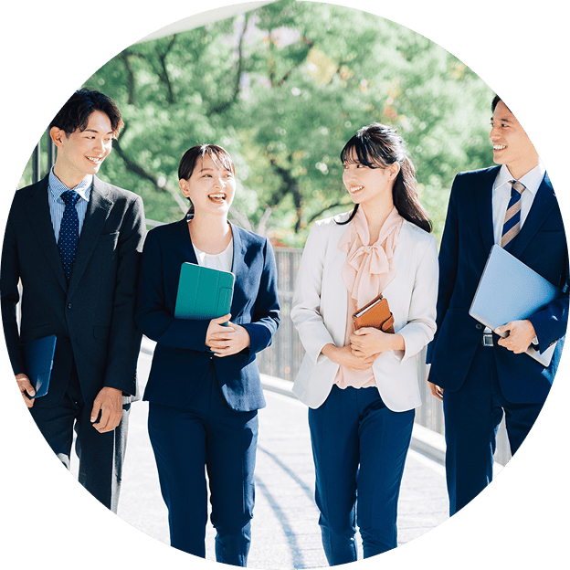 歩きながら談笑する男女4人の画像