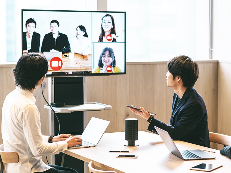 離れた場所でもタブレットを使って簡単にテレビ会議ができる